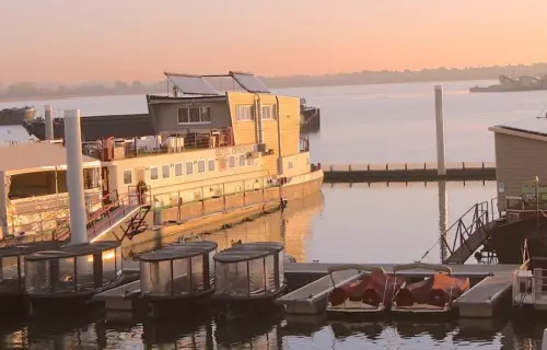Aanlegsteiger Botel Harbour