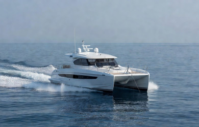 Power Catamarans Compared to Sailing Models for 2026 Charters